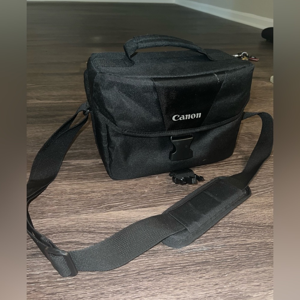COPY - Traditional mid-sized Canon camera bag